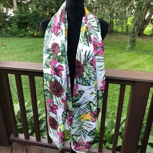 🌺 Steve Madden Stunning Floral Scarf 🌺